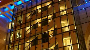 Voorkant accommodatie - avond/nacht