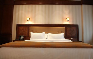 Premium bedding, minibar, in-room safe, desk - Helnan Landmark Hotel (New Cairo)