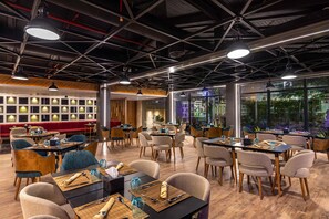 供应早餐、午餐和晚餐，国际美食