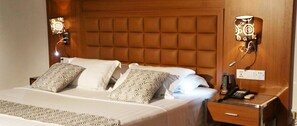 Minibar, safe på rommet, skrivebord og blendingsgardiner