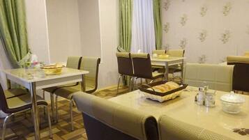 Desayuno bufé gratuito y diario