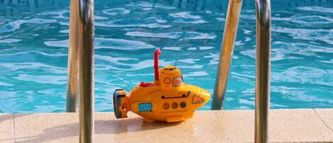 Seasonal outdoor pool, pool umbrellas