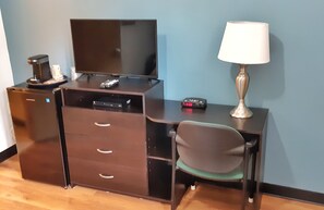 Room, 1 Queen Bed | Desk, free WiFi, bed sheets