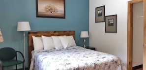 Quarto, 1 cama Queen | Escrivaninha, Wi-Fi de cortesia, roupa de cama
