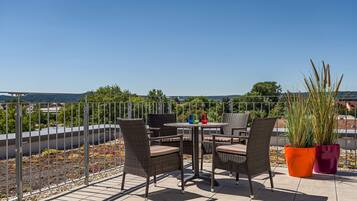 Superior-Zimmer, Balkon | Hochwertige Bettwaren, Pillowtop-Betten, Schreibtisch