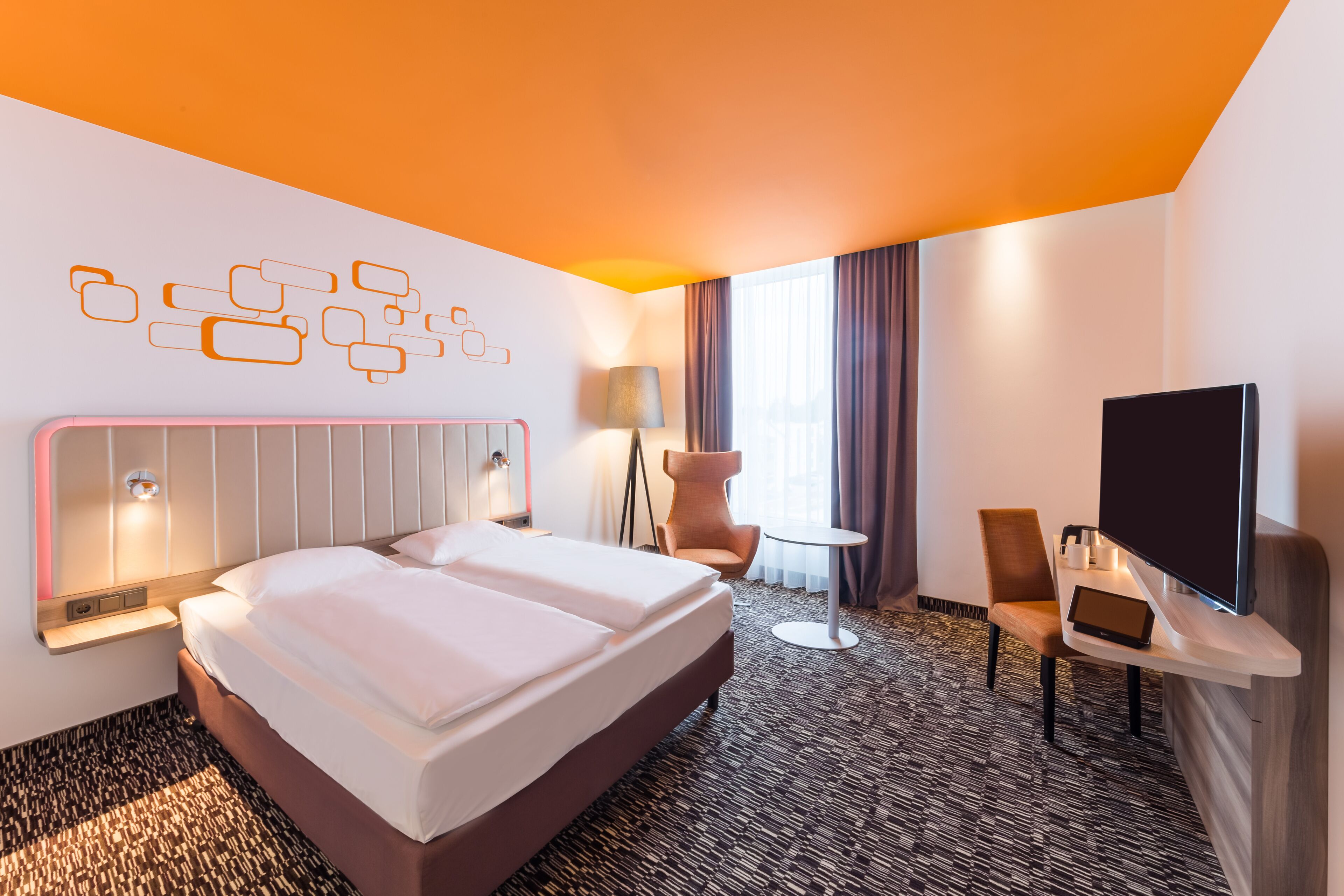 standard room | premium bedding, pillow-top beds, desk, laptop workspace