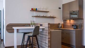 Superior-Zimmer, Balkon | Hochwertige Bettwaren, Pillowtop-Betten, Schreibtisch
