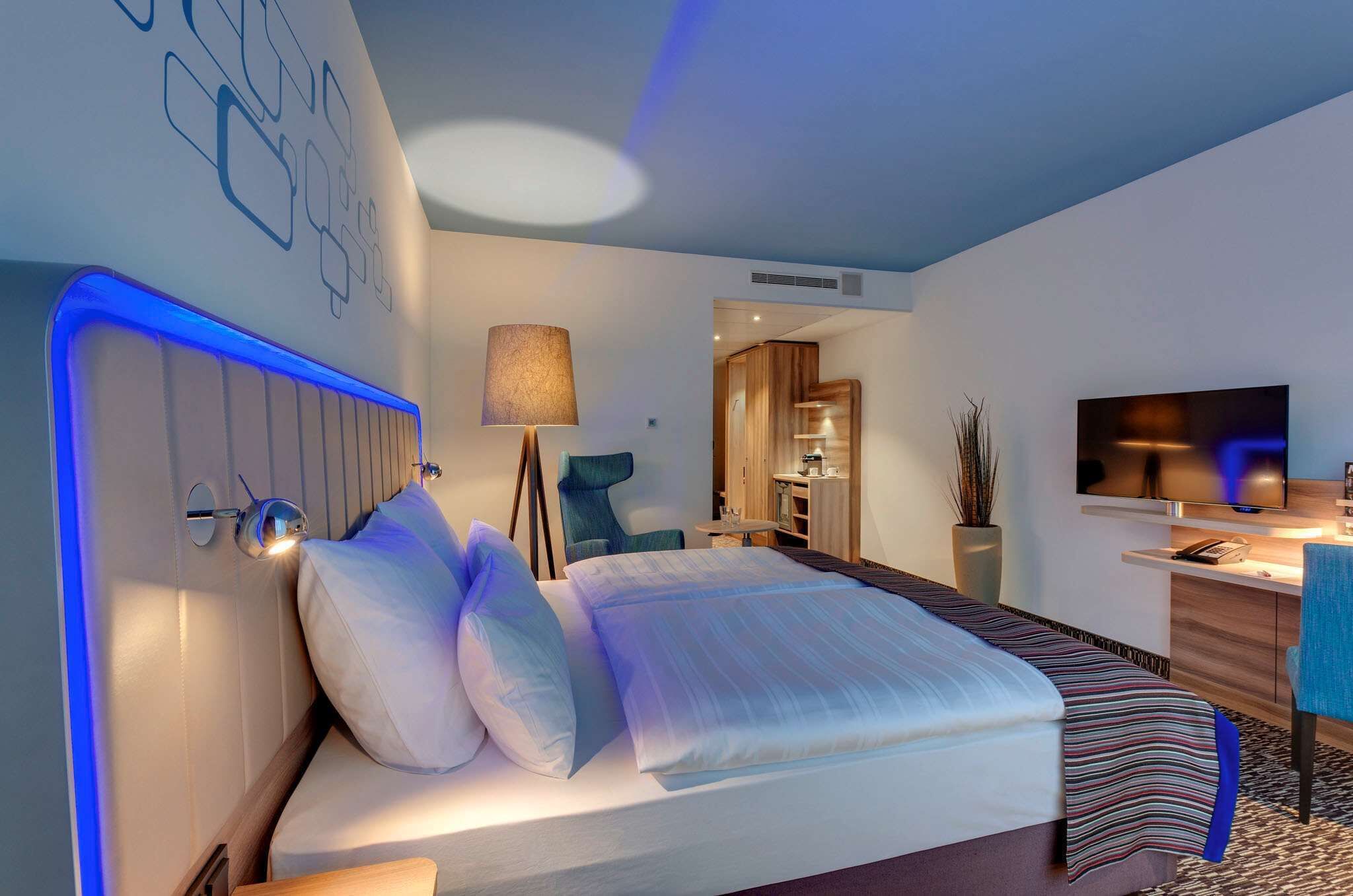 Rom – superior, balkong | Sengetøy av topp kvalitet, senger med overmadrass og skrivebord