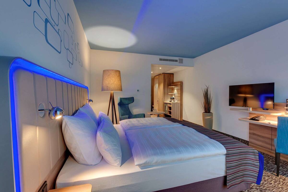 Superior Room, Balcony | Premium bedding, pillowtop beds, desk, laptop workspace