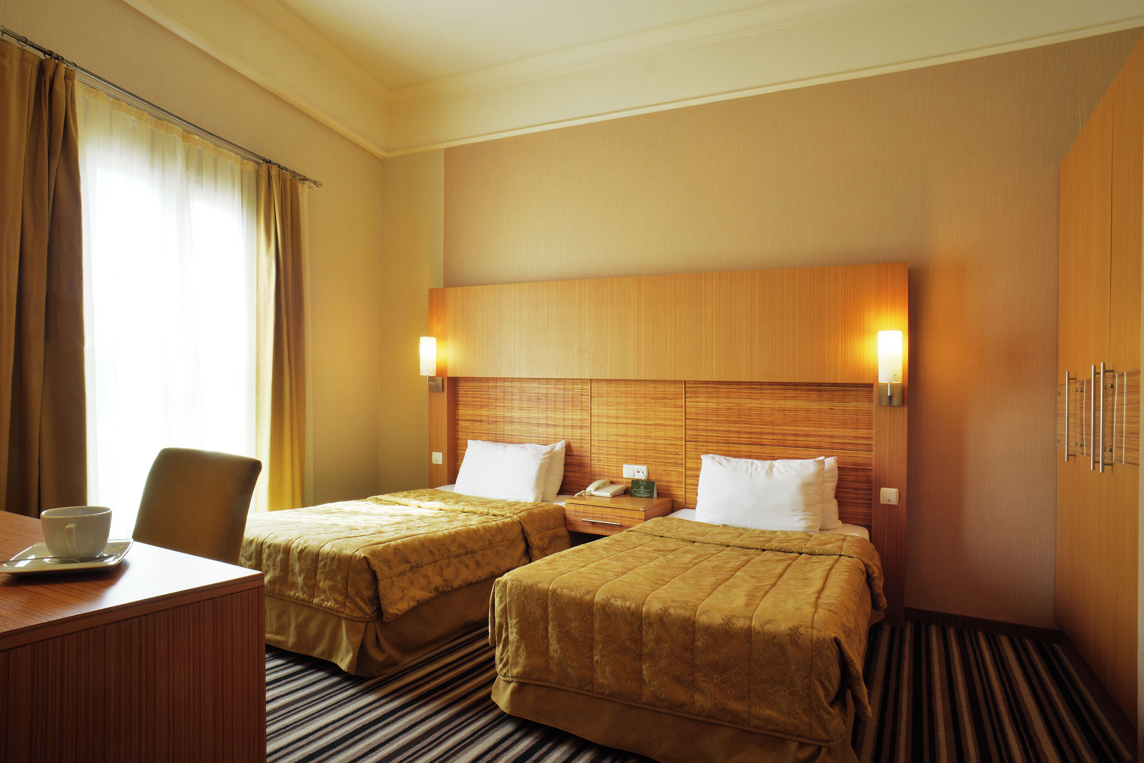 Een minibar, een bureau, gratis wifi, beddengoed