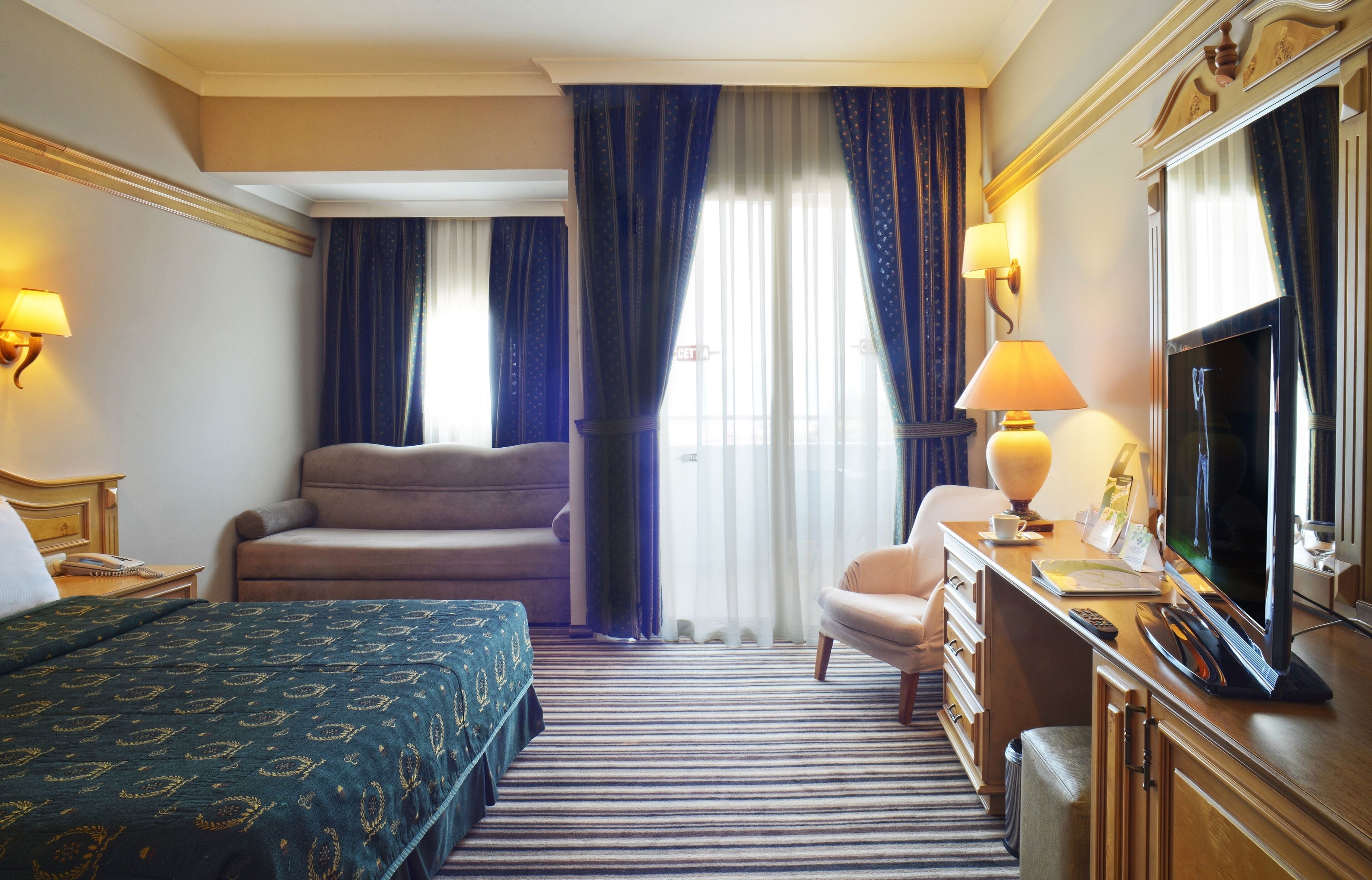 Een minibar, een bureau, gratis wifi, beddengoed