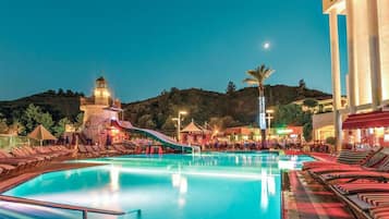 Una piscina techada, 2 piscinas al aire libre, sombrillas