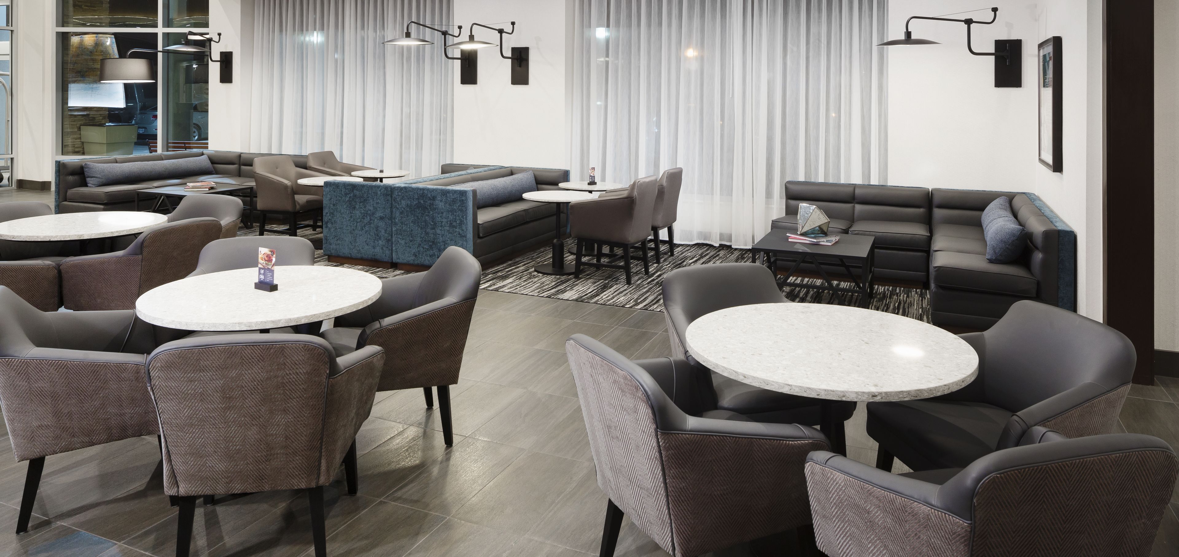 早餐，供應午餐和晚餐