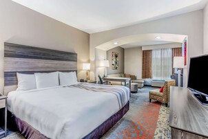 Deluxe Room, 1 King Bed, Non Smoking (Deluxe Executive Room) | Premium bedding, pillowtop beds, desk, iron/ironing board