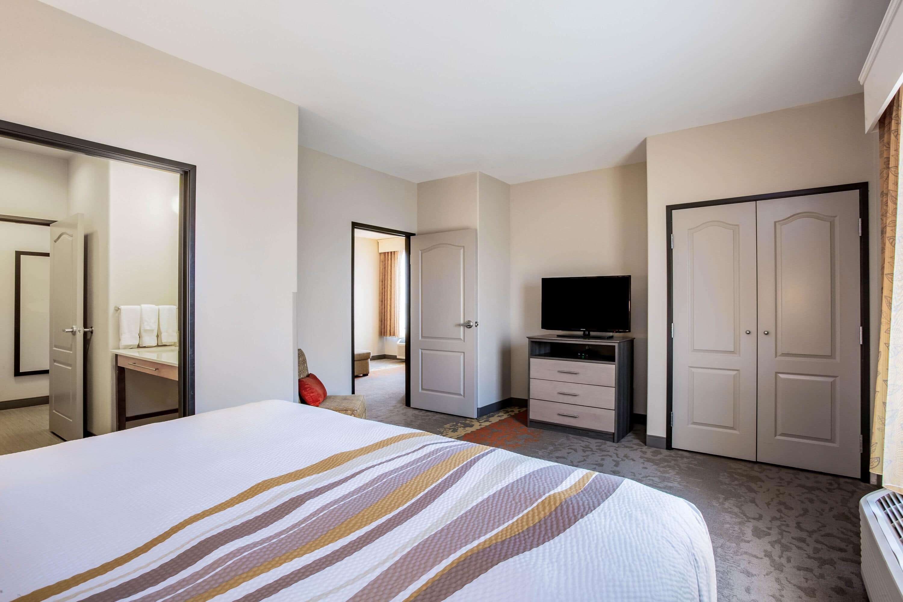 suite, 1 king bed, non smoking | premium bedding, pillow-top beds, desk, iron/ironing board