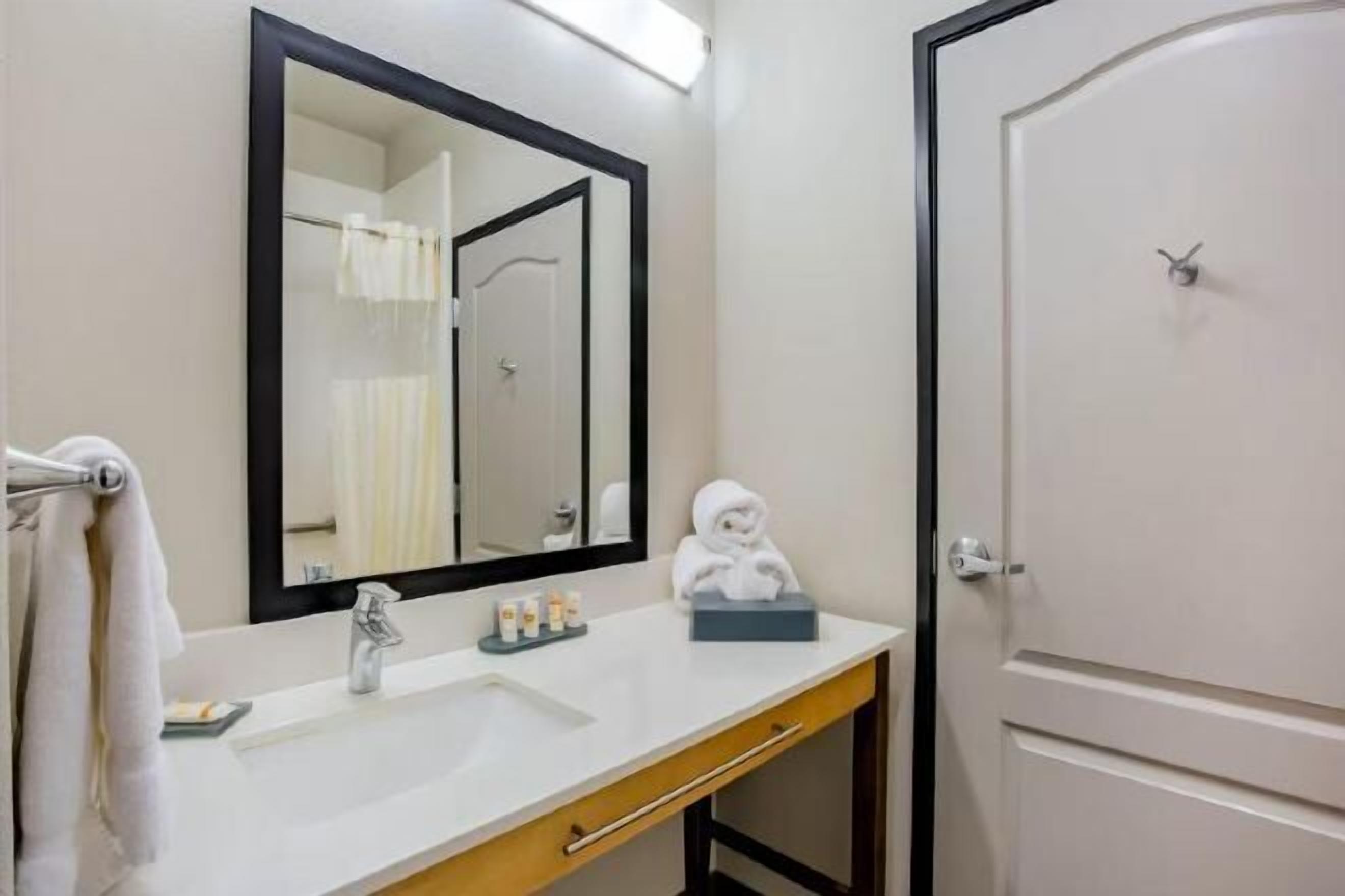 Combined shower/tub, free toiletries, hair dryer, towels