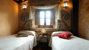 Habitación con 1 cama doble o 2 individuales, vistas a la montaña | Escritorio, cortinas opacas, camas supletorias y wifi gratis