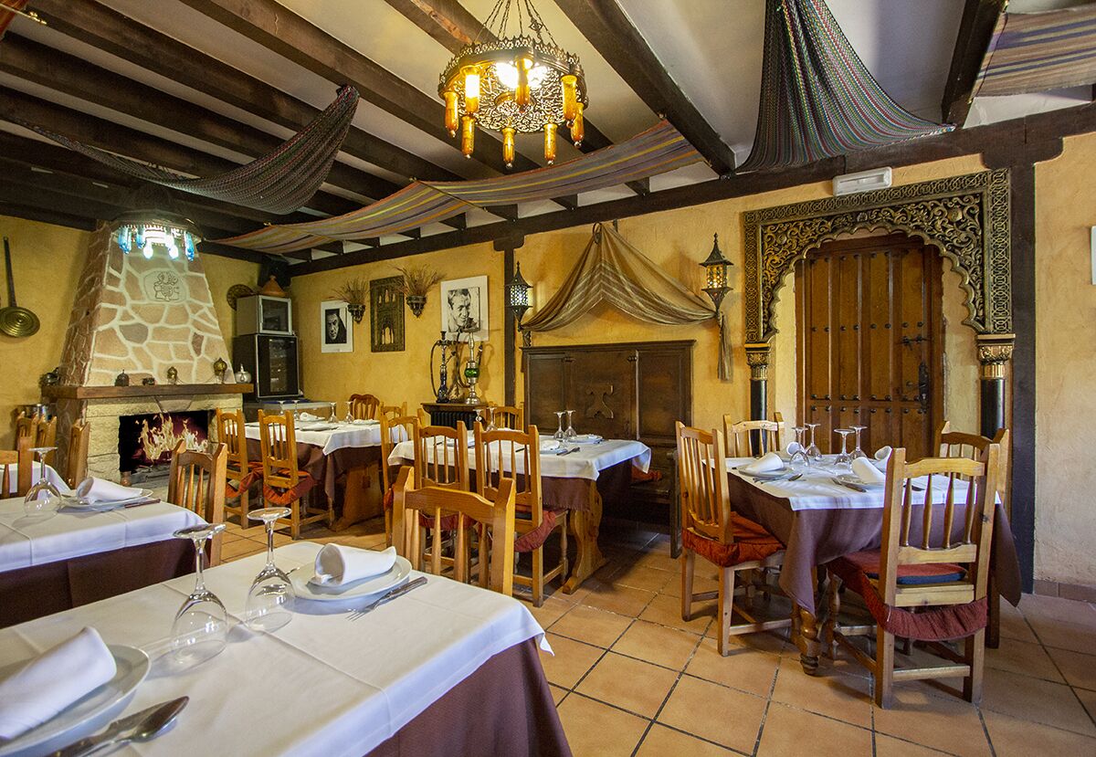 Serveert ontbijt, lunch, diner, lokale gerechten 