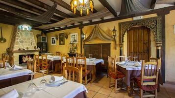 Serveert ontbijt, lunch, diner, lokale gerechten