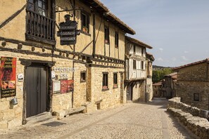 A historic stone building with a sign for 'Casa Rural Calatanzar' and 'Habitatges'.