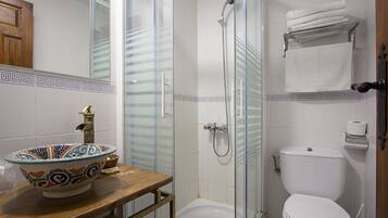 Habitación doble | Baño | Artículos de higiene personal gratuitos, secador de pelo y toallas