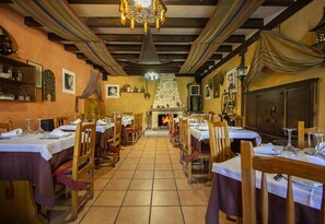 Breakfast, lunch, dinner served; local cuisine  - La Casa Rural de Calatañazor (Calatanazor)