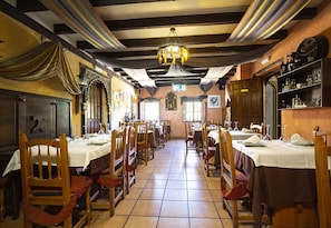 Se sirven desayunos, almuerzos, cenas y cocina local