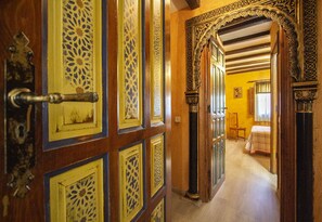 Tek Büyük Yataklı Oda | Oturma alanı | Düz ekran televizyon