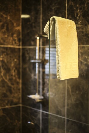 Standard Triple Room | Bathroom | Shower, hair dryer, towels