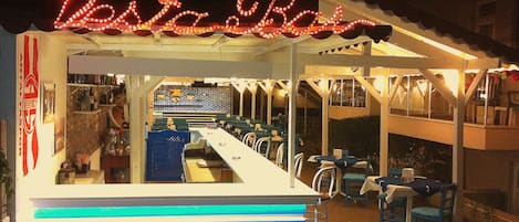 Bar vid poolen