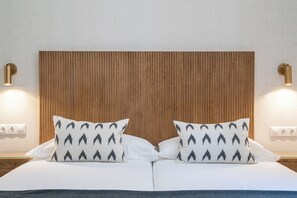 Cortinas opacas, wifi gratis, ropa de cama