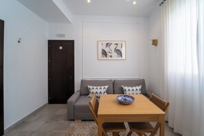 Cortinas opacas, wifi gratis, ropa de cama