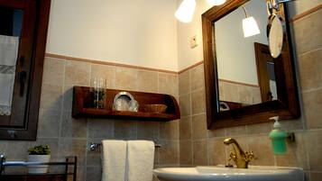 Ducha, artículos de higiene personal gratuitos y secador de pelo