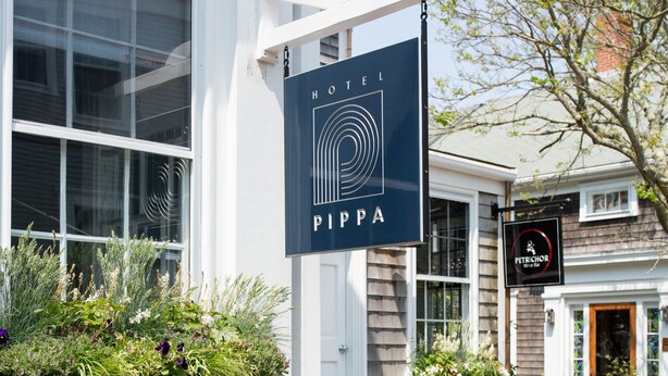 Ein Hotel Eingang mit einem Schild, das "Pippa Hotel" zeigt.