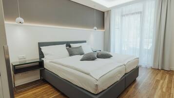 Deluxe-Doppelzimmer | Minibar, Zimmersafe, Schreibtisch, Verdunkelungsvorhänge