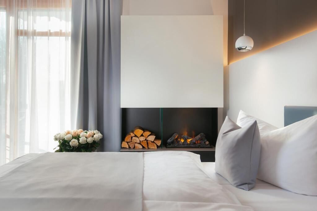 Minibar, brankas, meja kerja, dan tirai kedap cahaya