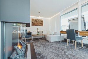 Minibar, safe på rommet, skrivebord og blendingsgardiner