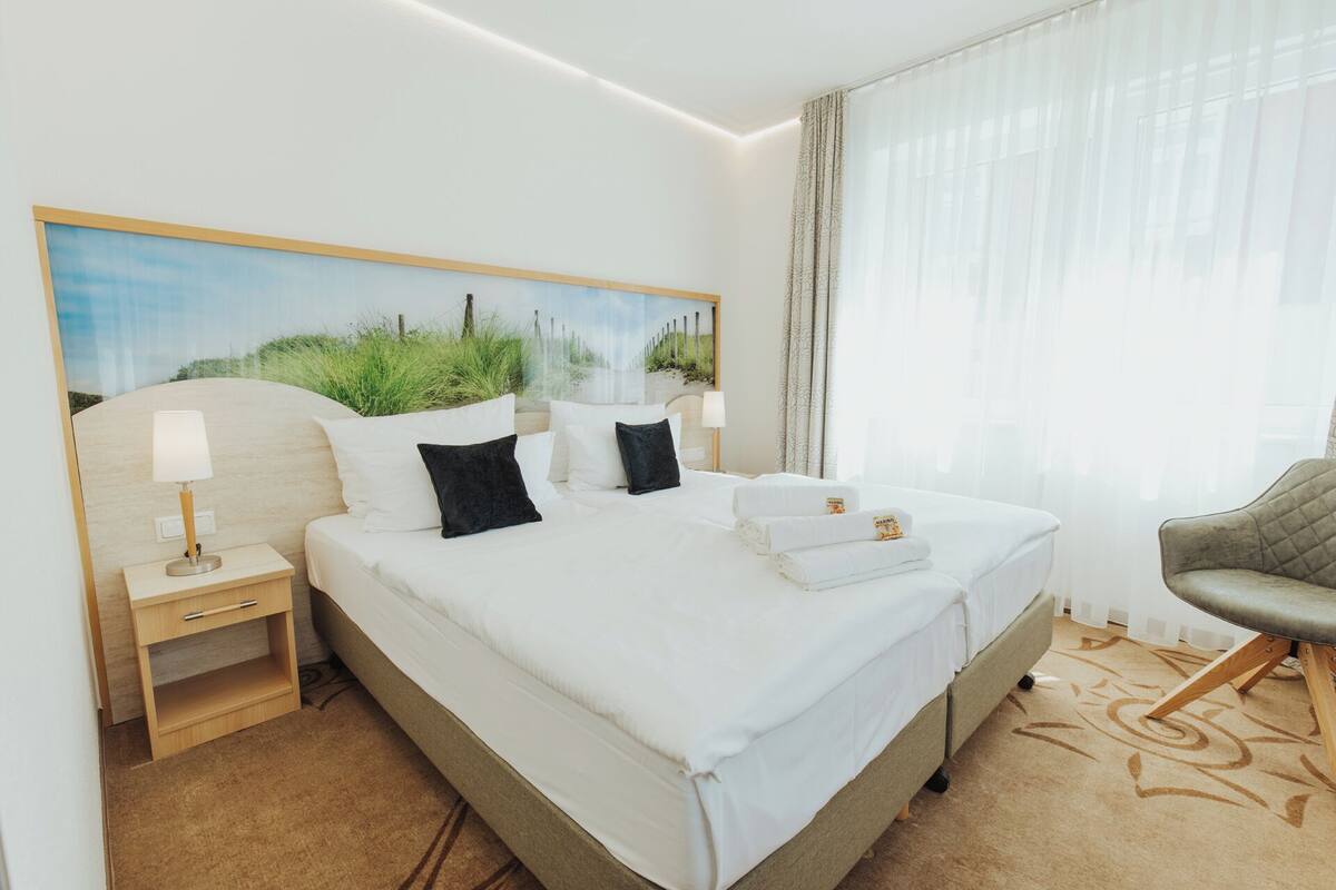 Comfort Double Room | Minibar, in-room safe, desk, blackout drapes