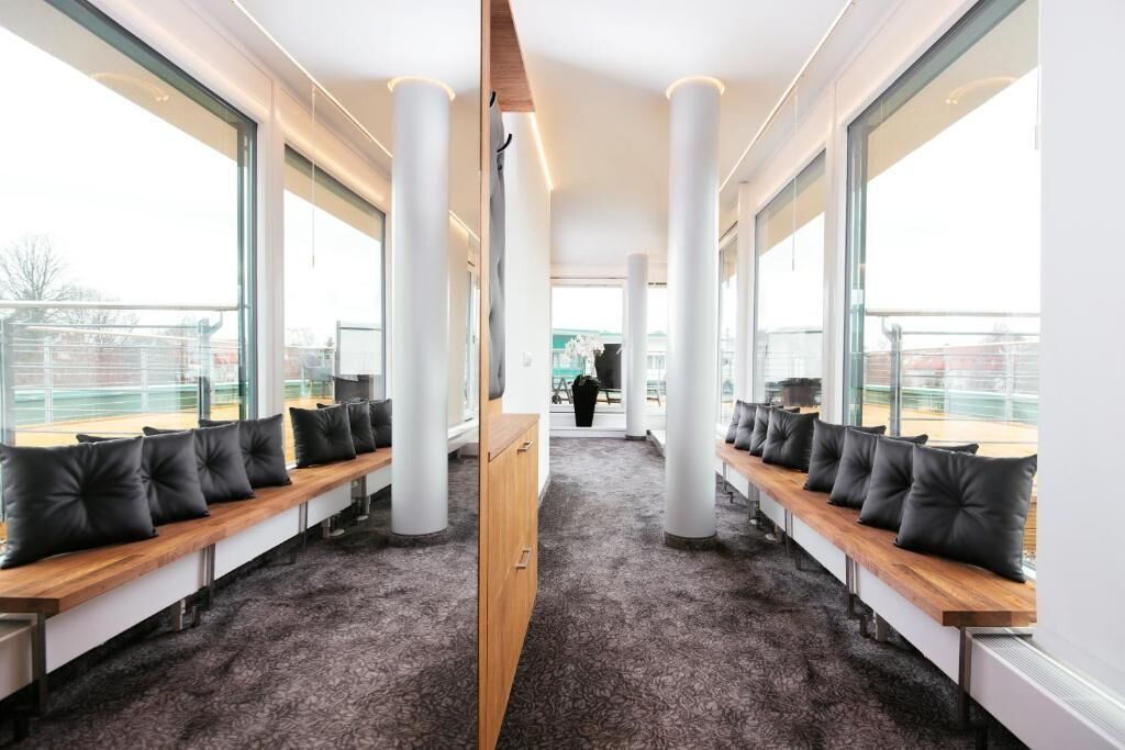 Televisi layar datar 80-cm dengan saluran TV kabel dan TV