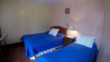 Chambre Triple, 3 lits une place | Coffres-forts dans les chambres, Wi-Fi gratuit