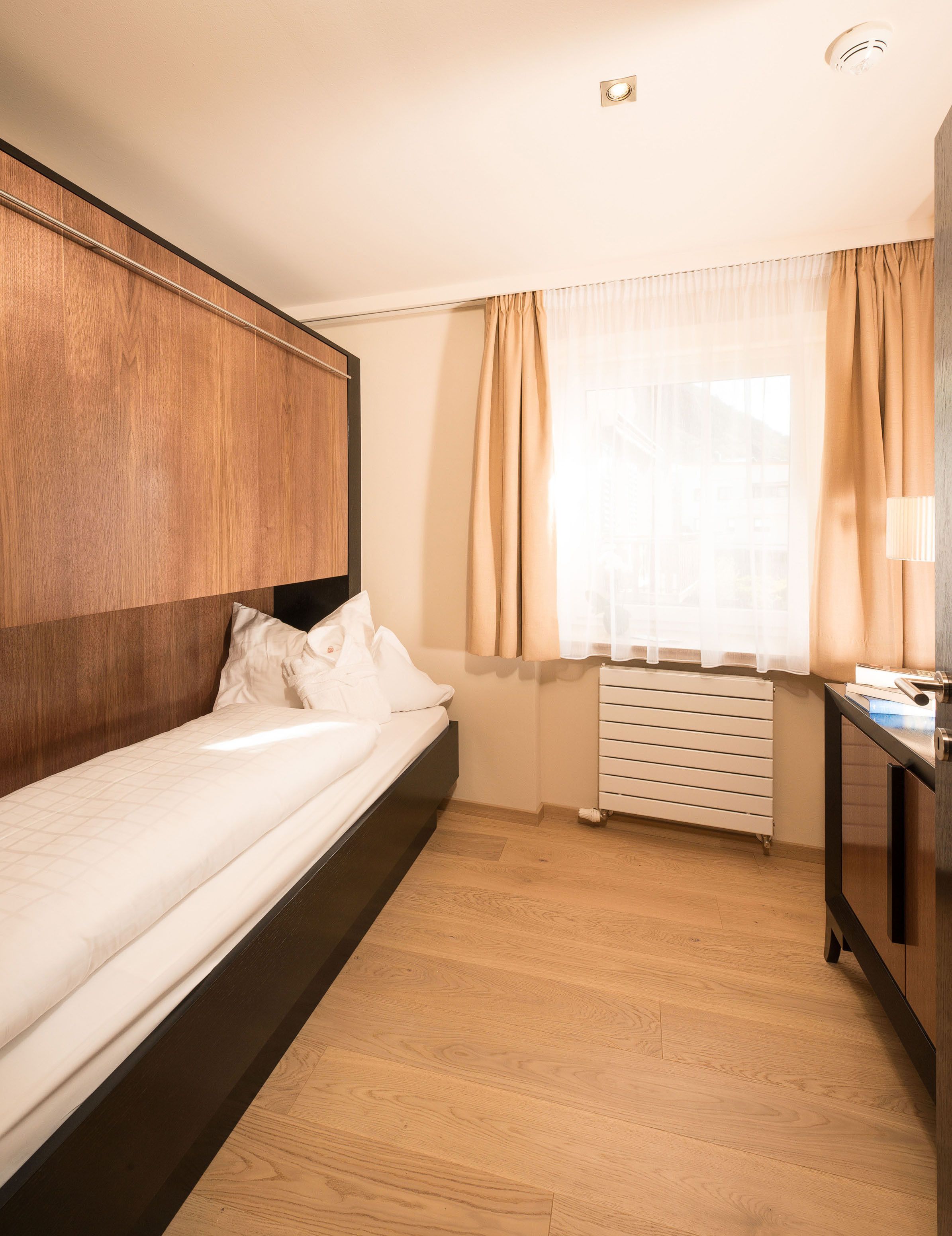 family room, non smoking, courtyard view | premium bedding, in-room safe, desk, soundproofing