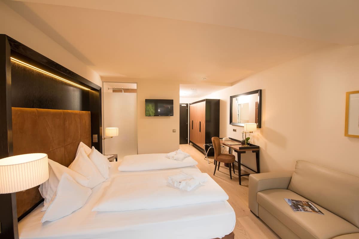 Luxe beddengoed, een kluis op de kamer, een bureau, geluiddichte muren