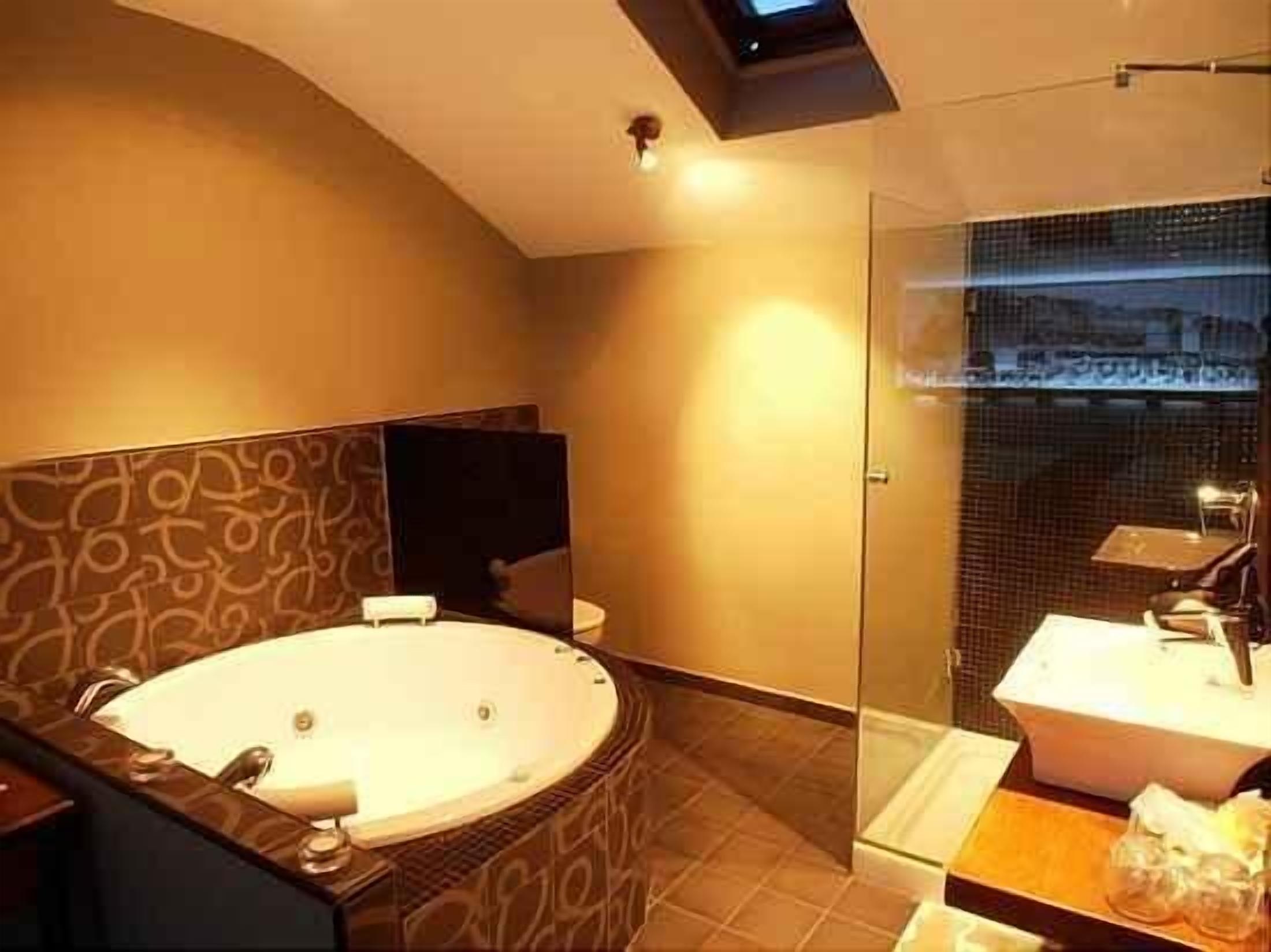 romantic suite, hot tub (el apeadero) | bathroom | jetted bath, free toiletries, hair dryer, towels