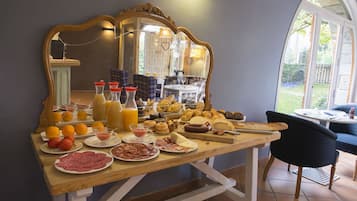 Free daily buffet breakfast