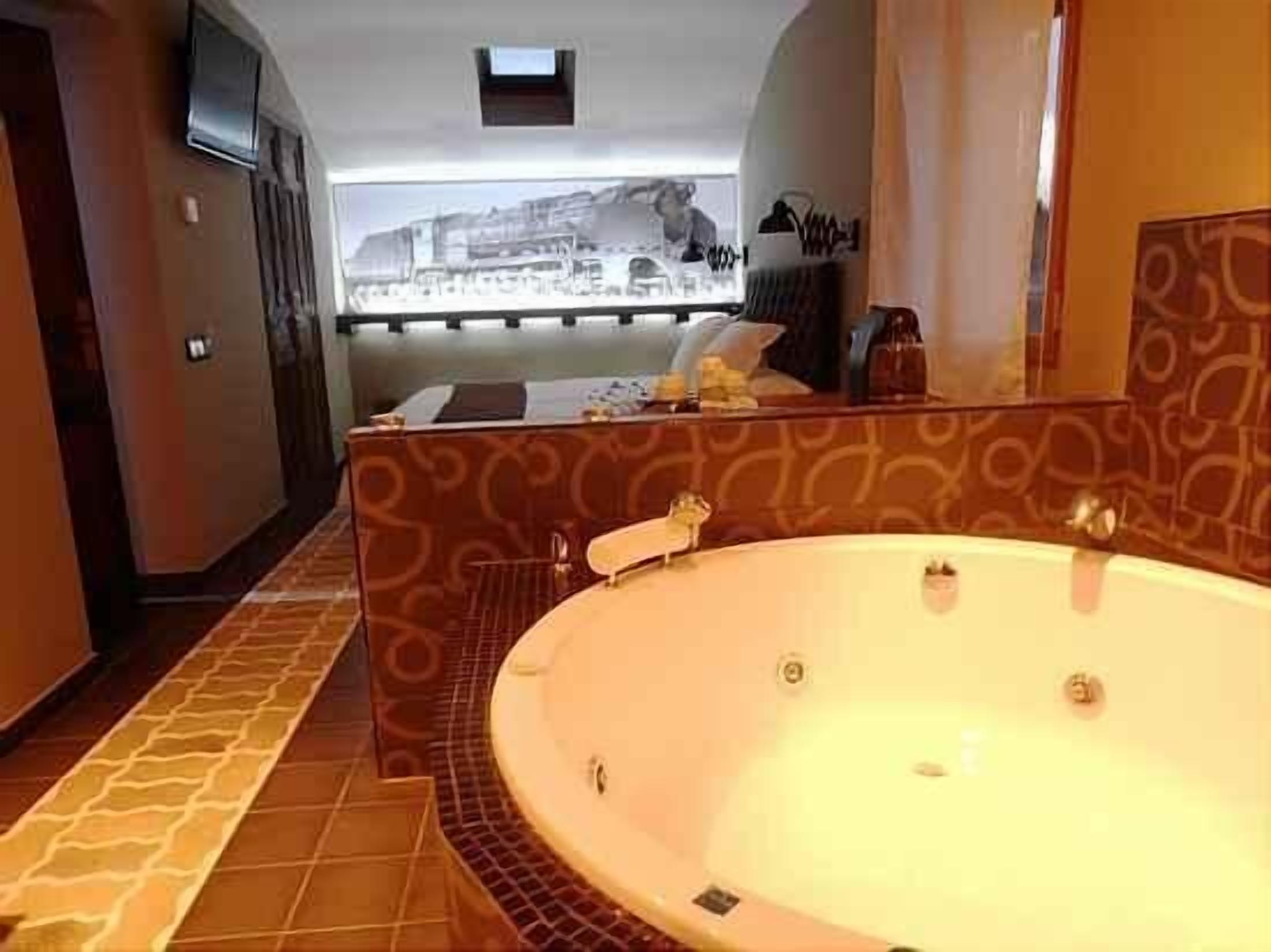 romantic suite, hot tub (el apeadero) | jetted bathtub