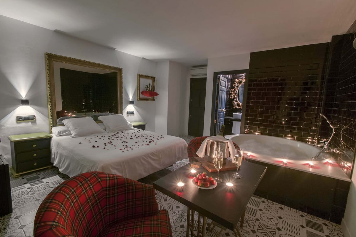 Suite, Hot Tub, Garden View (La alcoba de la reina) | Minibar, in-room safe, desk, blackout drapes