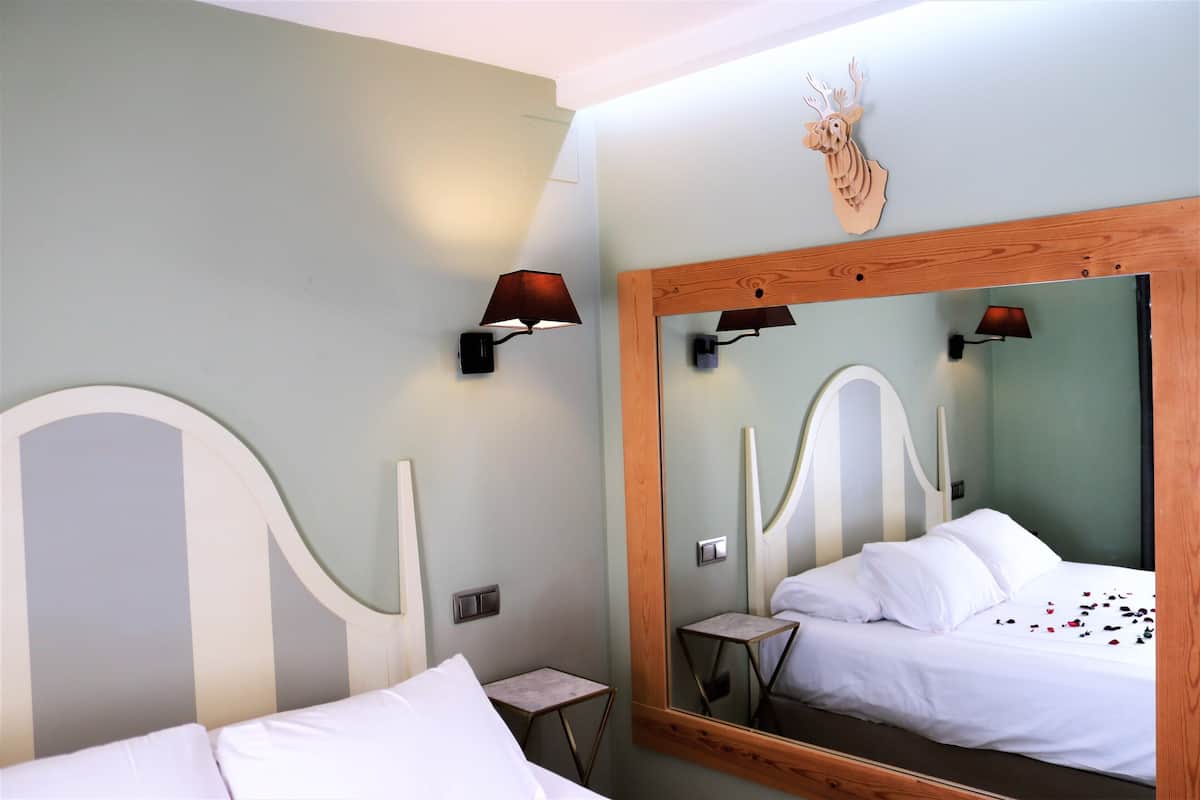 Suite, Hot Tub, Garden View (El bosque) | Minibar, in-room safe, desk, blackout drapes