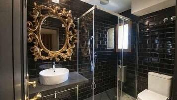 Suite, hidromasaje, vista al jardín (La alcoba de la reina) | Baño | Tina de hidromasaje, amenidades de baño gratuitas, secadora de cabello