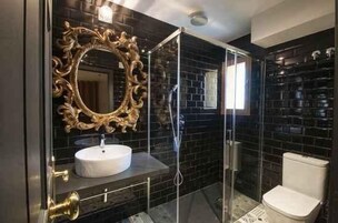 Suite, Hot Tub, Garden View (La alcoba de la reina) | Bathroom | Jetted tub, free toiletries, hair dryer, towels