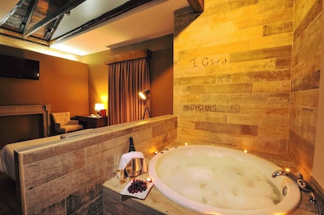 Suite, Hot Tub, Garden View (El descanso) | Minibar, in-room safe, desk, blackout drapes